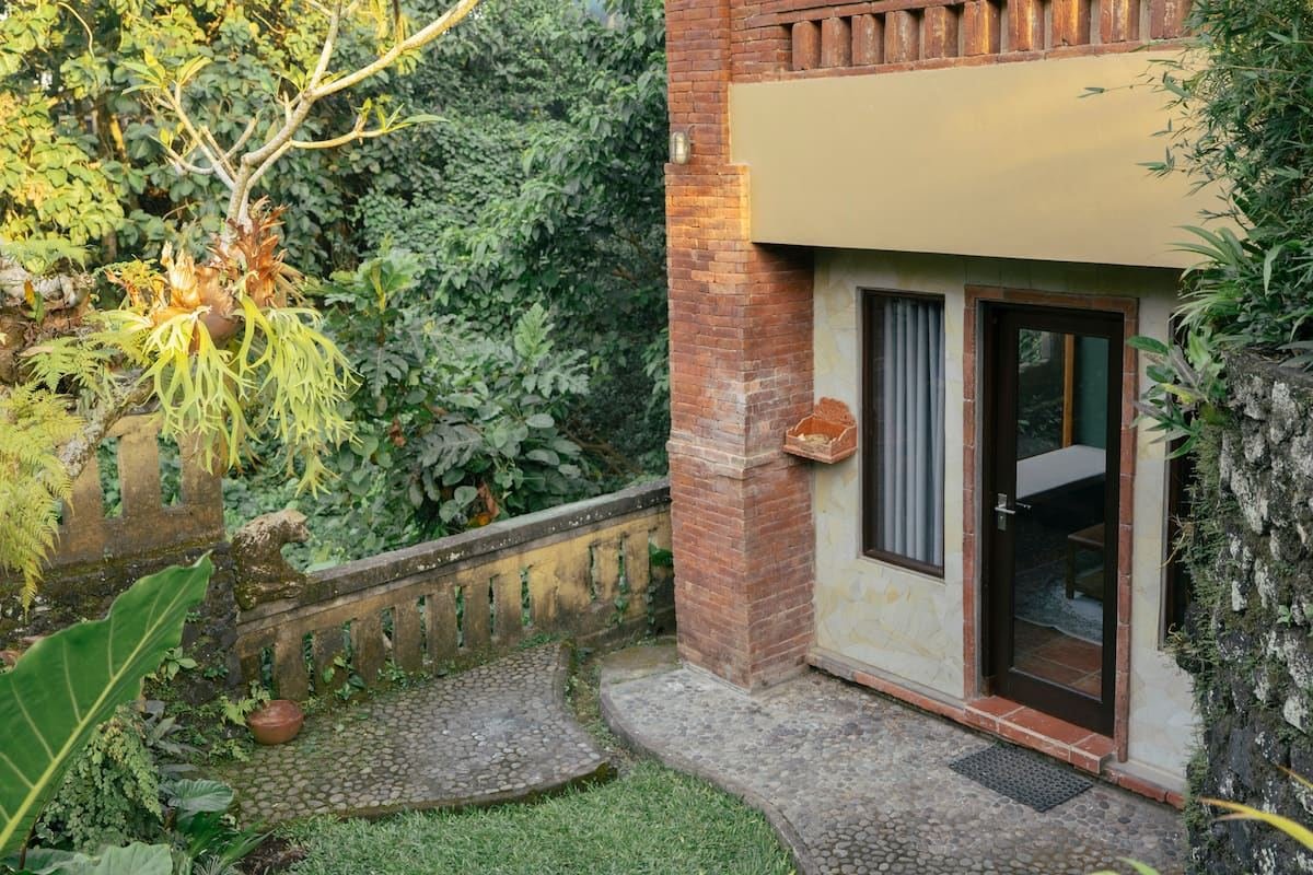 The room's own entrance from the garden