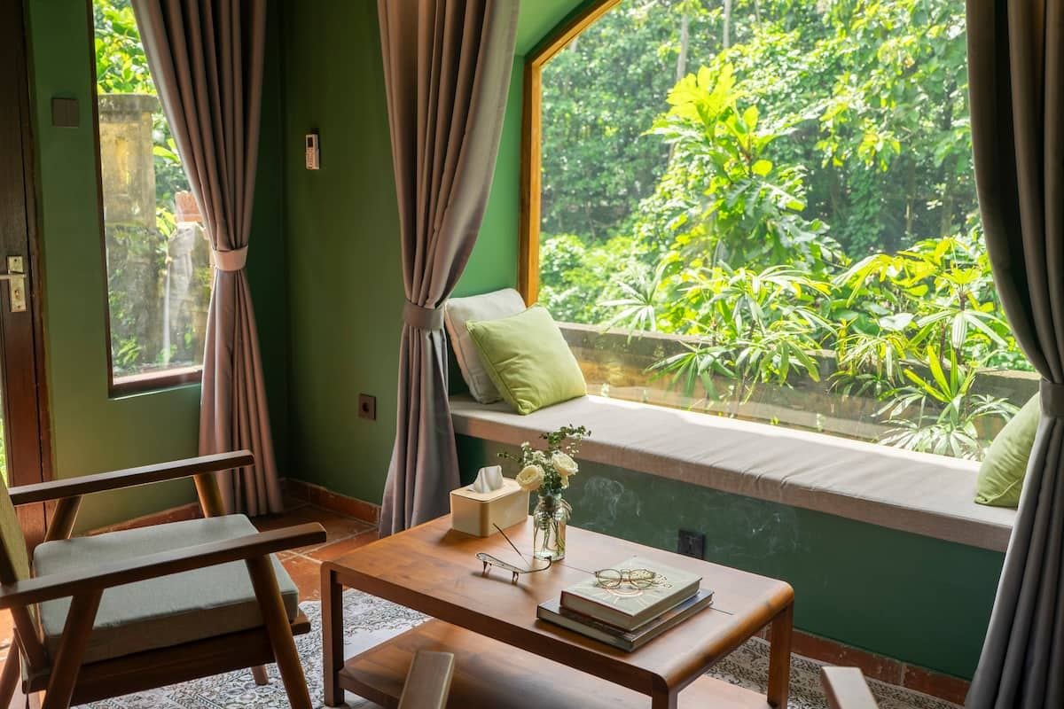 Window seat with the jungle right behind the glass